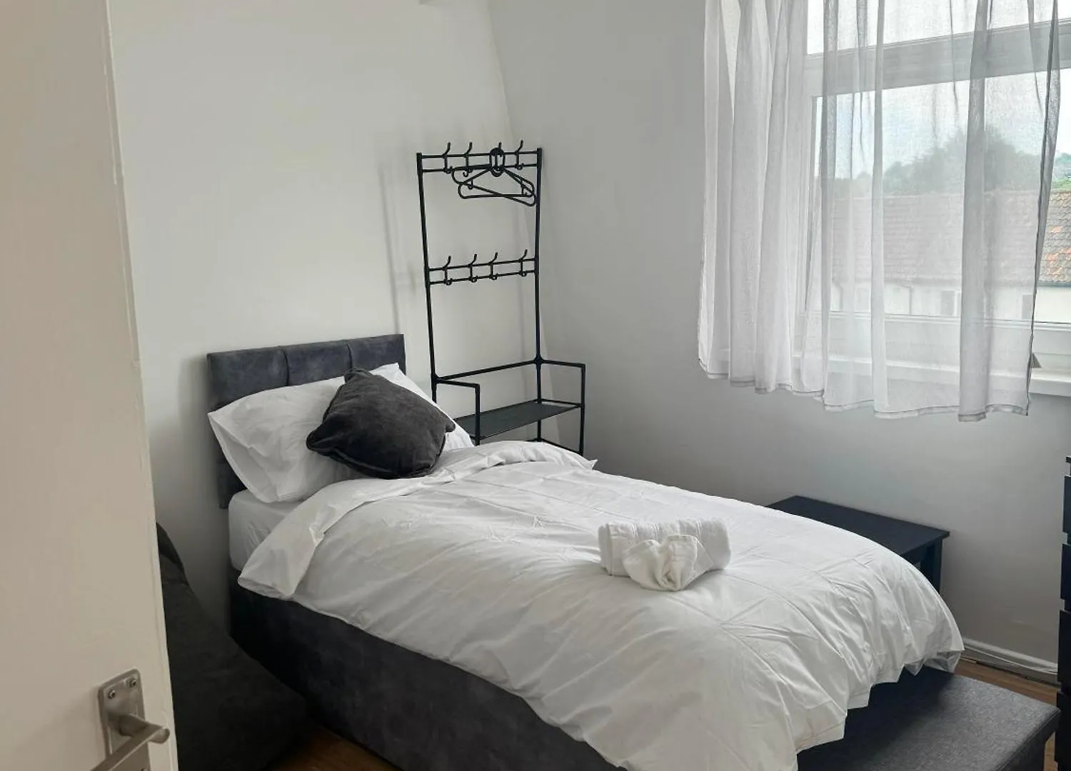 Tranquil Top-Floor Family Haven! Apartment Cardiff